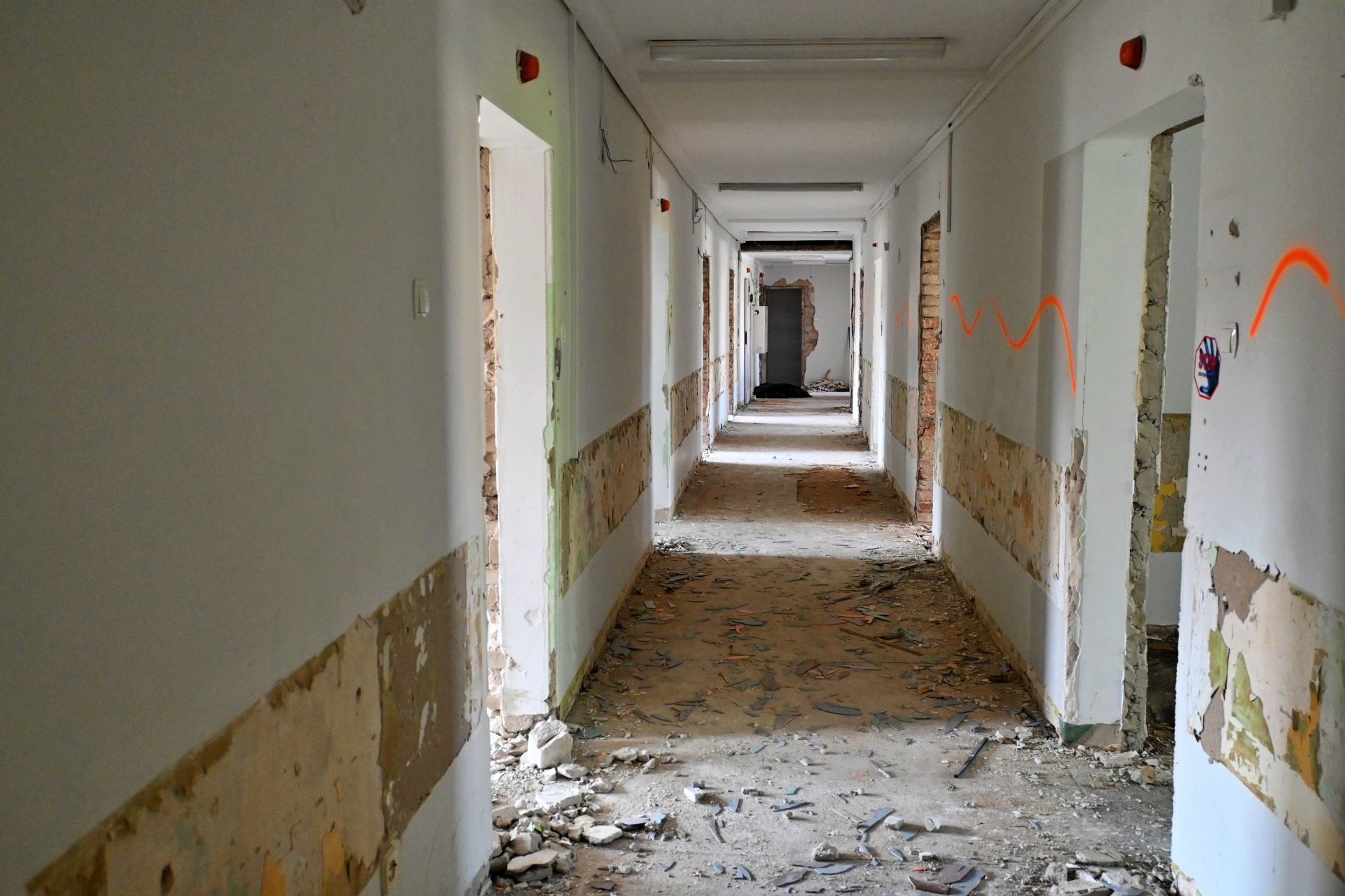 Widok na długi korytarz podczas przebudowy
