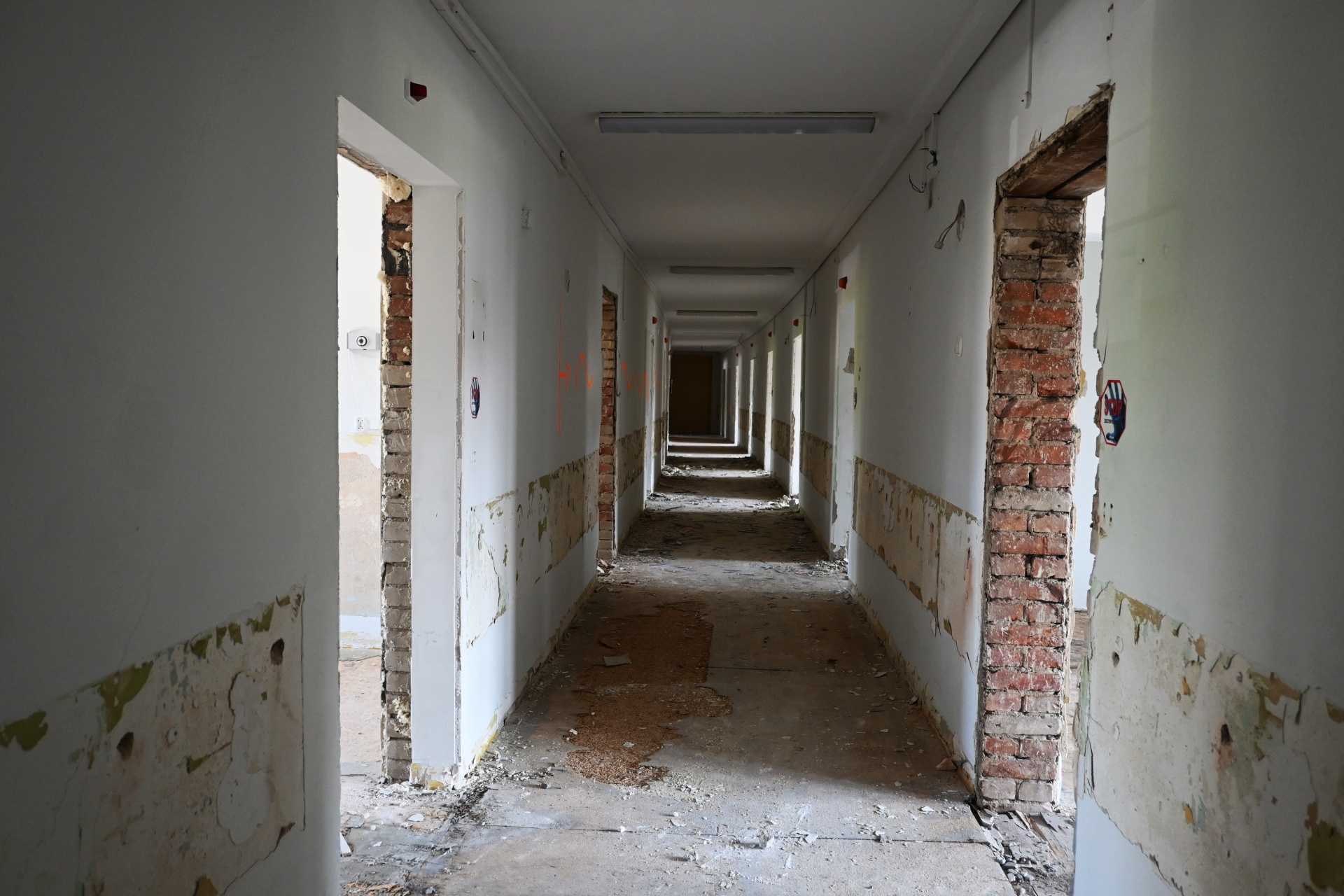 Widok na długi korytarz podczas przebudowy